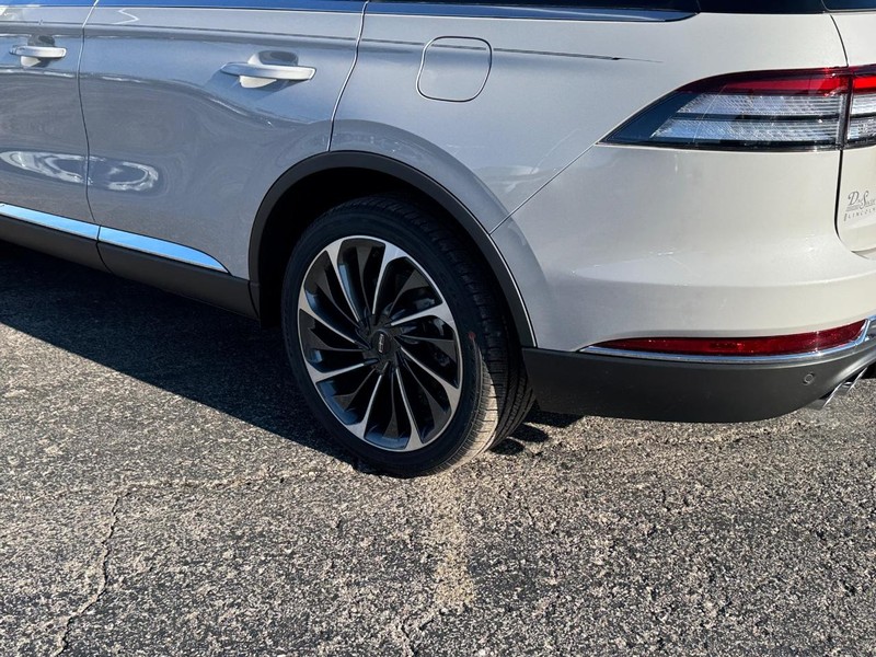 Lincoln Aviator Vehicle Full-screen Gallery Image 04