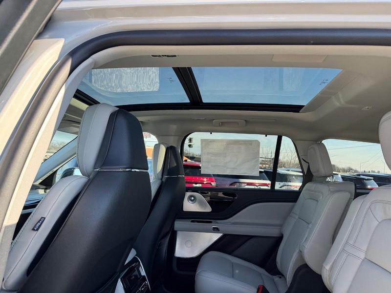 Lincoln Aviator Vehicle Full-screen Gallery Image 06