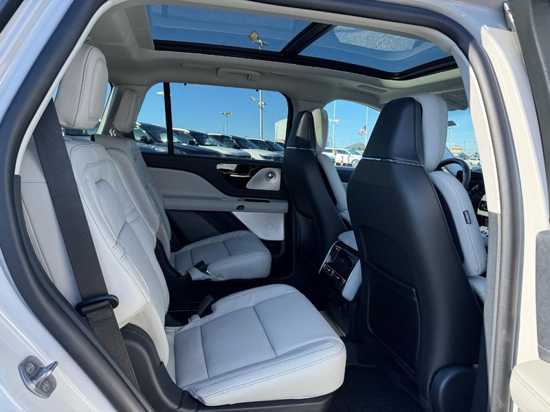 Lincoln Aviator Vehicle Full-screen Gallery Image 10