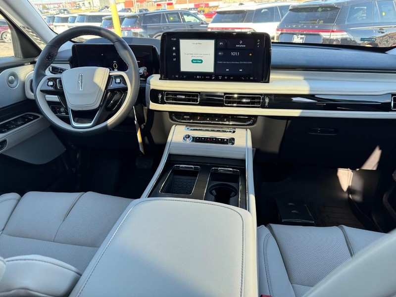 Lincoln Aviator Vehicle Full-screen Gallery Image 11