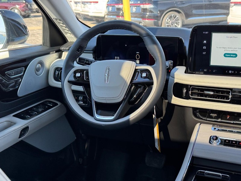 Lincoln Aviator Vehicle Full-screen Gallery Image 12
