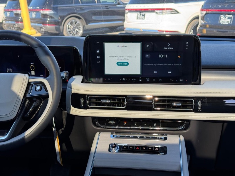Lincoln Aviator Vehicle Full-screen Gallery Image 13