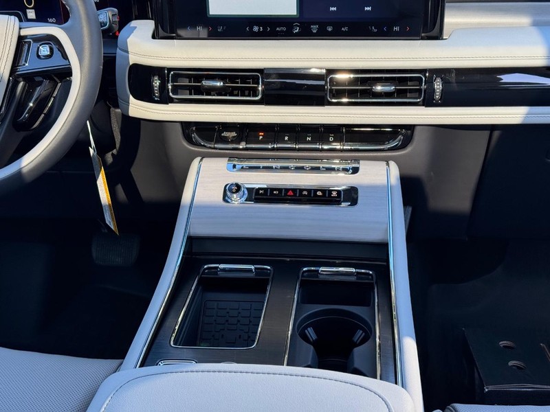 Lincoln Aviator Vehicle Full-screen Gallery Image 14
