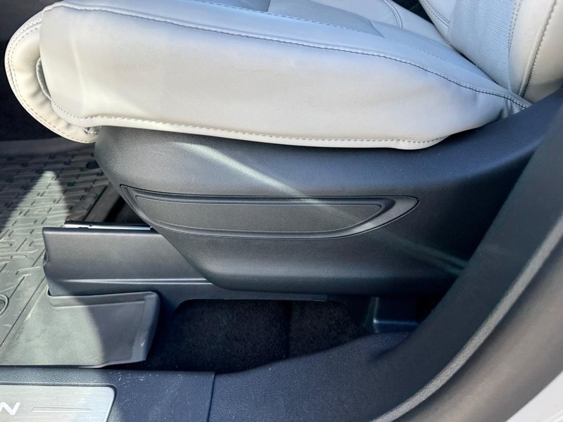 Lincoln Aviator Vehicle Full-screen Gallery Image 15