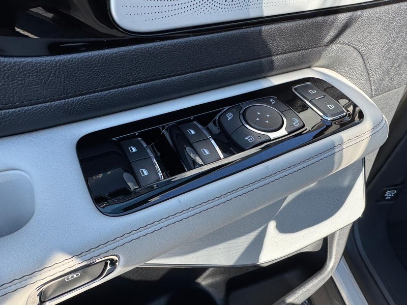 Lincoln Aviator Vehicle Full-screen Gallery Image 16