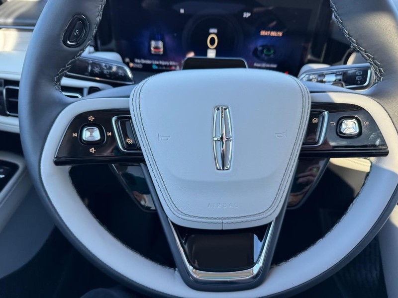 Lincoln Aviator Vehicle Full-screen Gallery Image 18