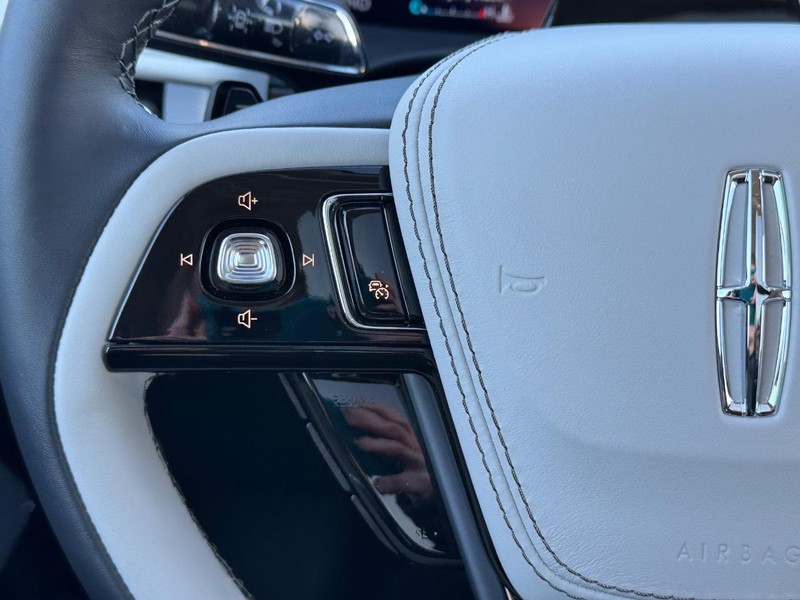 Lincoln Aviator Vehicle Full-screen Gallery Image 19