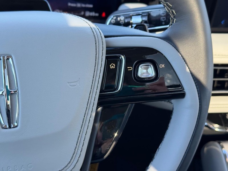 Lincoln Aviator Vehicle Full-screen Gallery Image 20