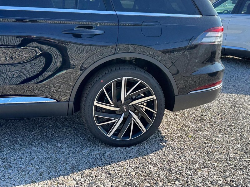 Lincoln Aviator Vehicle Full-screen Gallery Image 10