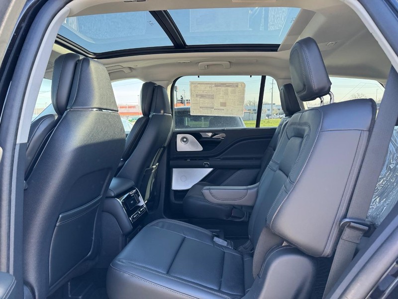 Lincoln Aviator Vehicle Full-screen Gallery Image 11
