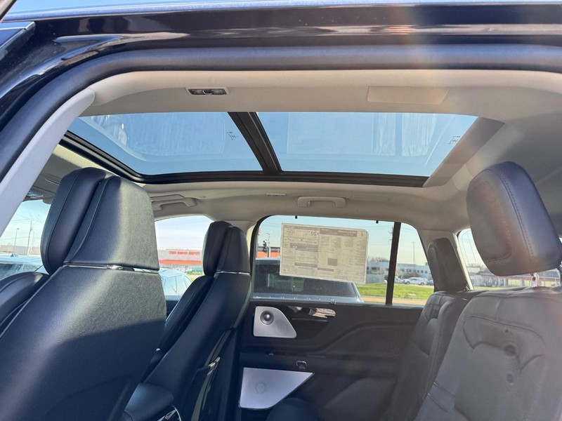 Lincoln Aviator Vehicle Full-screen Gallery Image 12