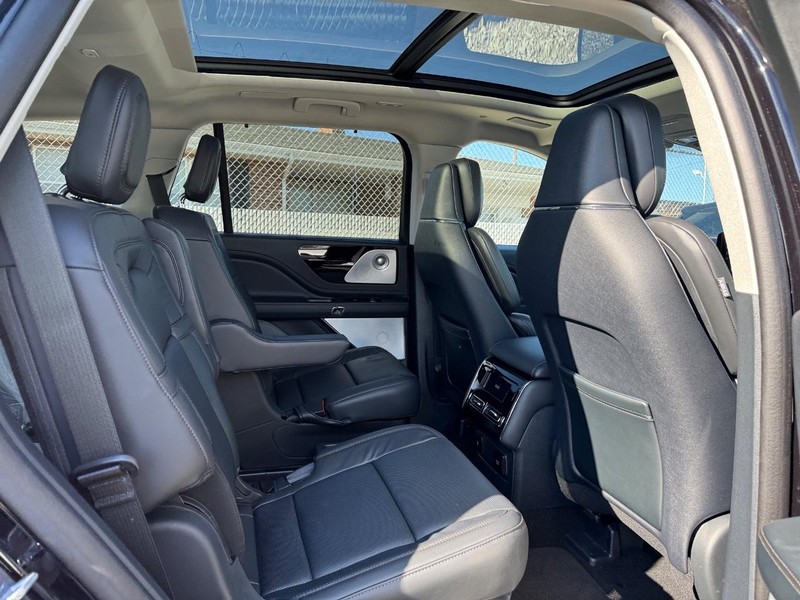 Lincoln Aviator Vehicle Full-screen Gallery Image 16