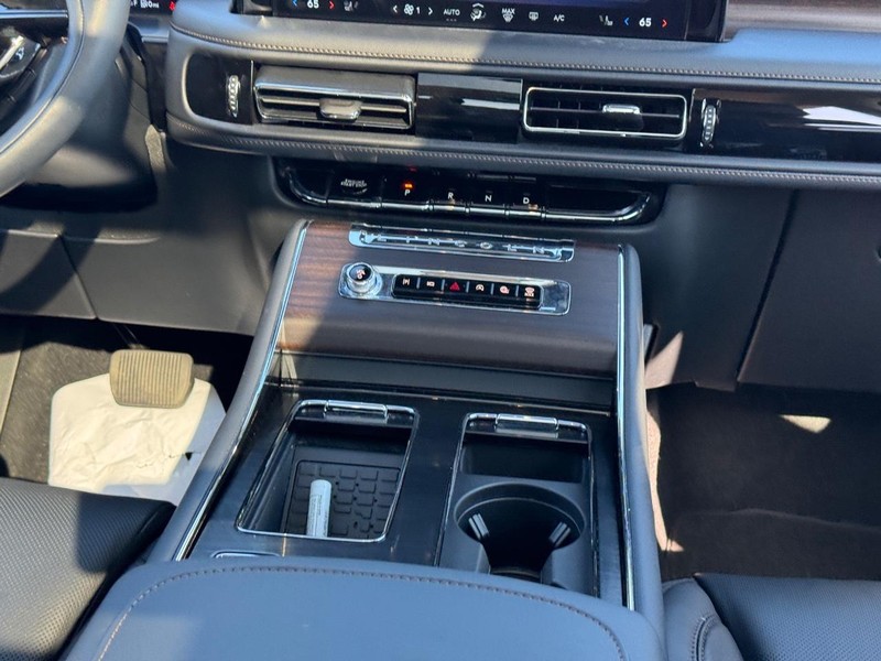 Lincoln Aviator Vehicle Full-screen Gallery Image 20