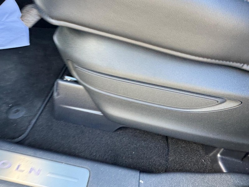 Lincoln Aviator Vehicle Full-screen Gallery Image 21