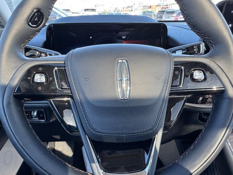 Lincoln Aviator Vehicle Full-screen Gallery Image 24