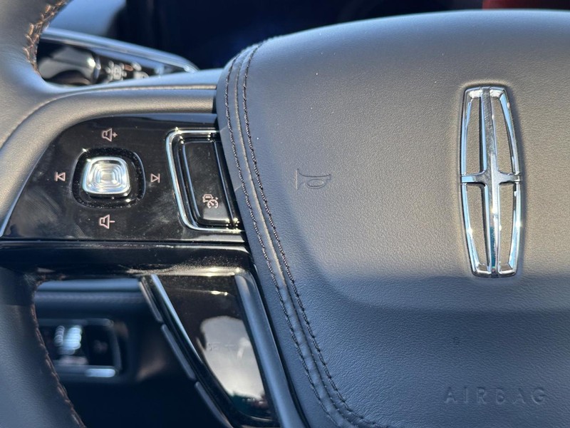 Lincoln Aviator Vehicle Full-screen Gallery Image 25