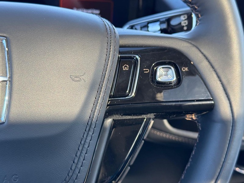 Lincoln Aviator Vehicle Full-screen Gallery Image 26