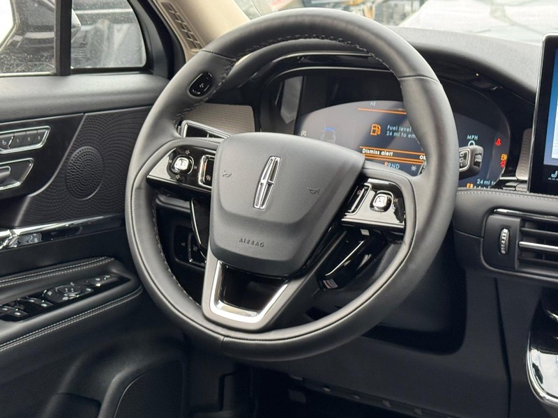 Lincoln Corsair Vehicle Full-screen Gallery Image 13