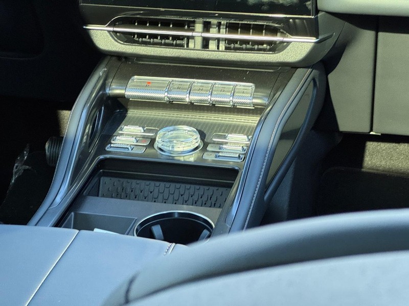 Lincoln Nautilus Vehicle Full-screen Gallery Image 17