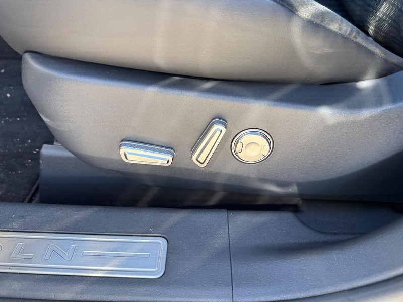Lincoln Nautilus Vehicle Full-screen Gallery Image 18