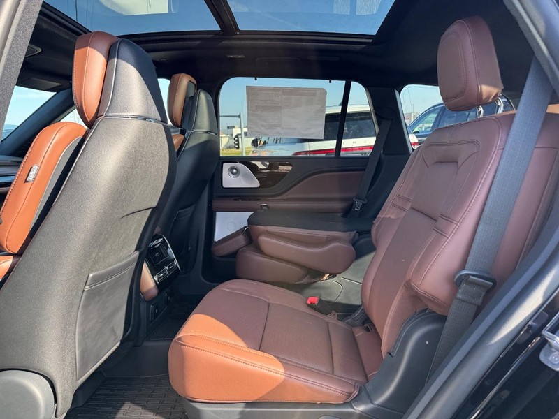 Lincoln Aviator Vehicle Full-screen Gallery Image 11