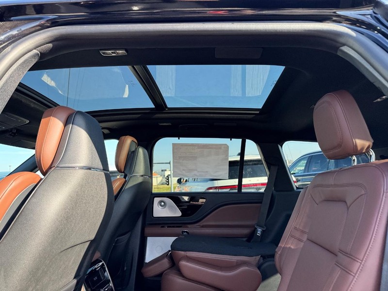 Lincoln Aviator Vehicle Full-screen Gallery Image 12