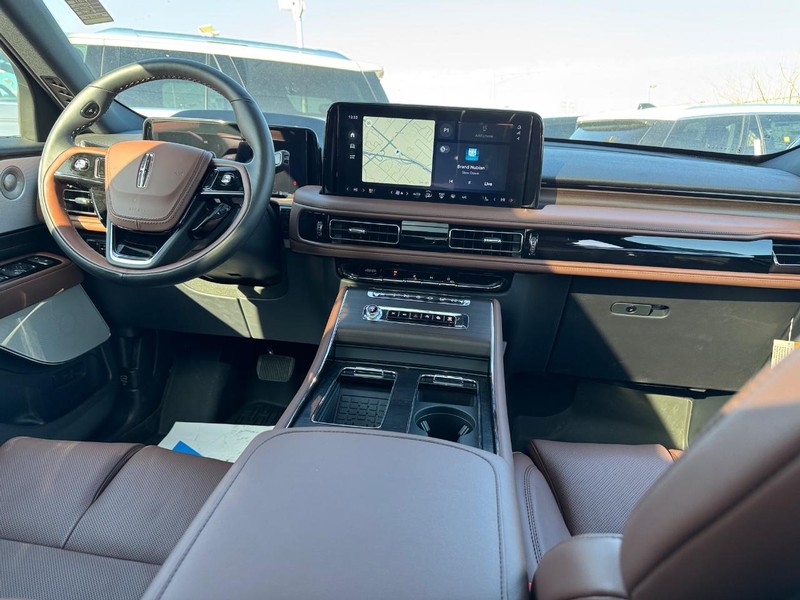 Lincoln Aviator Vehicle Full-screen Gallery Image 15