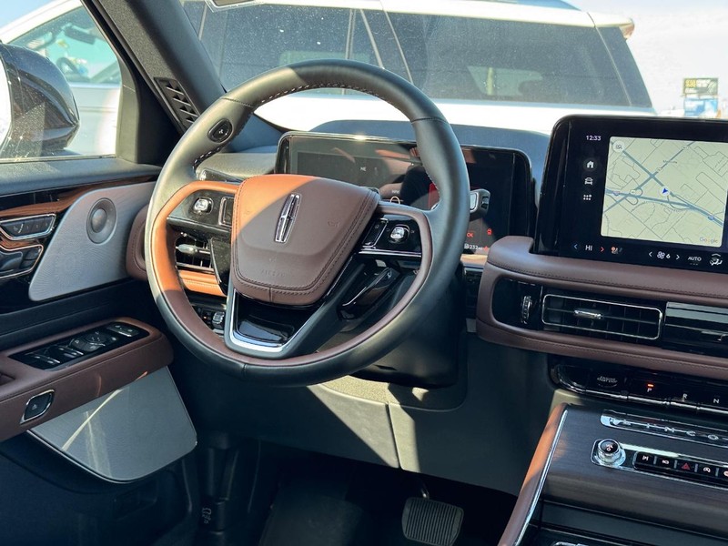 Lincoln Aviator Vehicle Full-screen Gallery Image 16