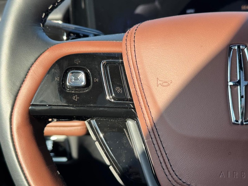 Lincoln Aviator Vehicle Full-screen Gallery Image 24