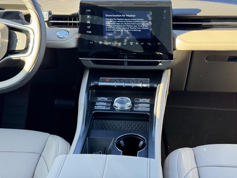 Lincoln Nautilus Vehicle Full-screen Gallery Image 17