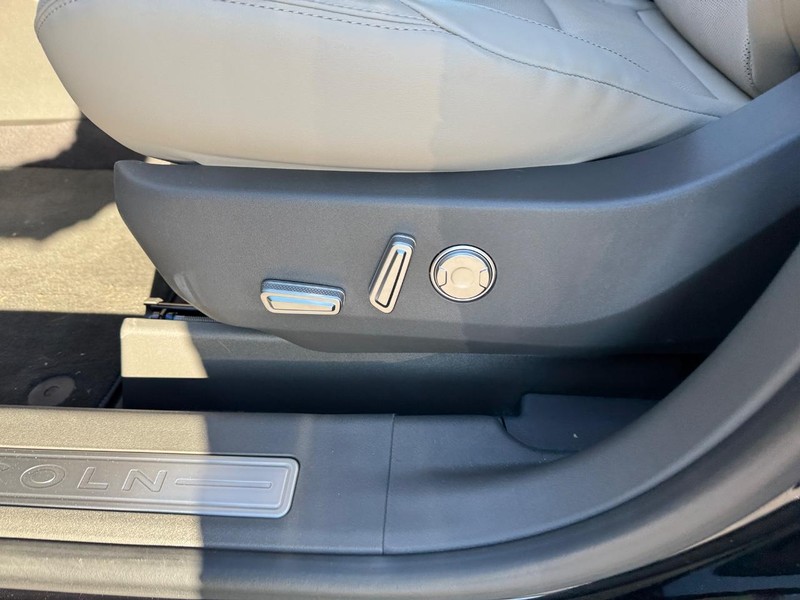 Lincoln Nautilus Vehicle Full-screen Gallery Image 18