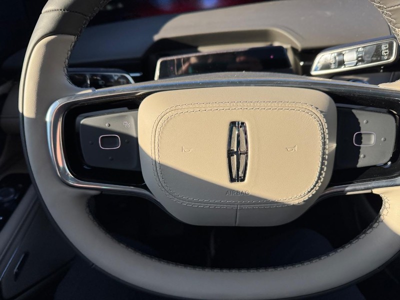 Lincoln Nautilus Vehicle Full-screen Gallery Image 21