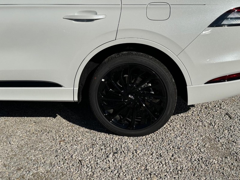 Lincoln Aviator Vehicle Full-screen Gallery Image 10