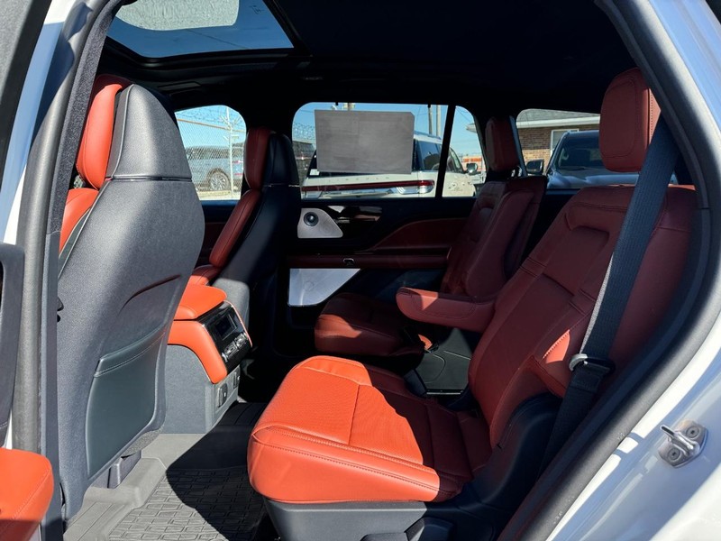 Lincoln Aviator Vehicle Full-screen Gallery Image 11