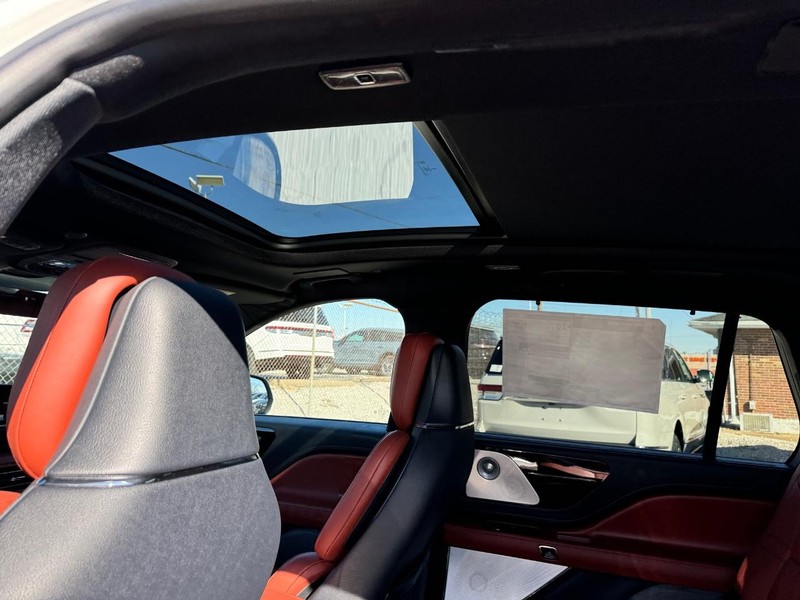 Lincoln Aviator Vehicle Full-screen Gallery Image 12