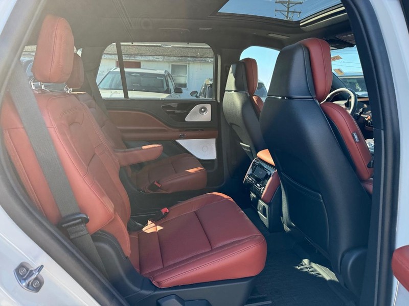Lincoln Aviator Vehicle Full-screen Gallery Image 15