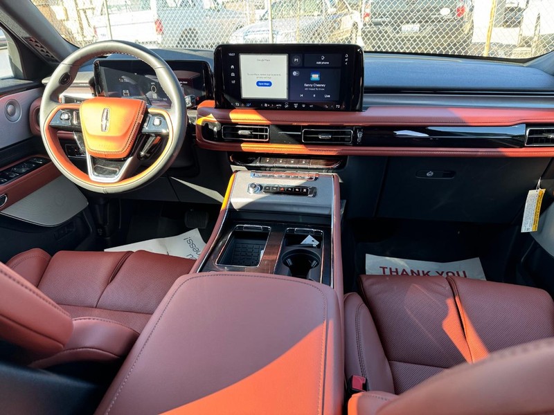 Lincoln Aviator Vehicle Full-screen Gallery Image 16