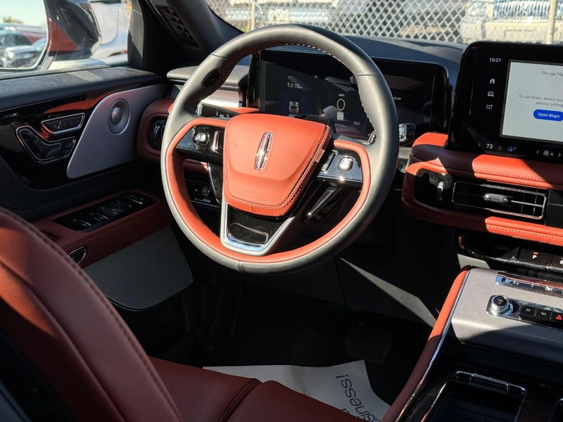 Lincoln Aviator Vehicle Full-screen Gallery Image 17