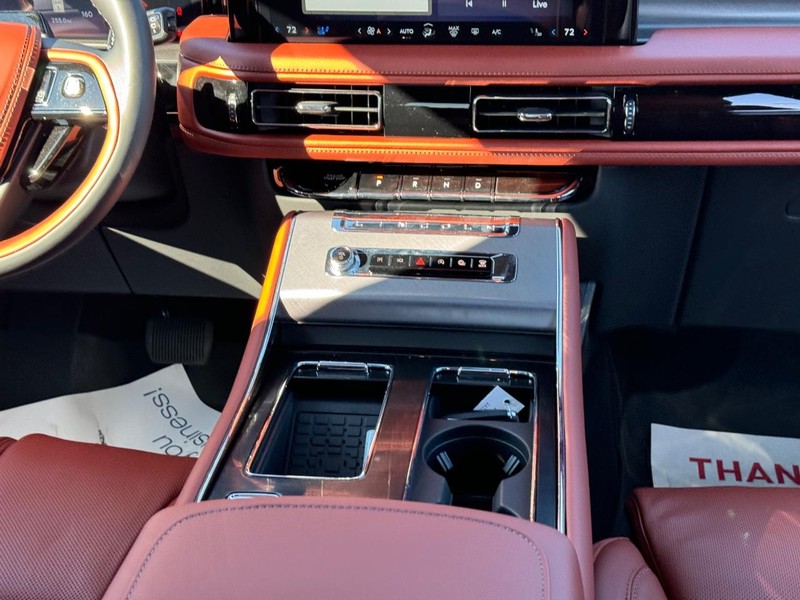 Lincoln Aviator Vehicle Full-screen Gallery Image 19