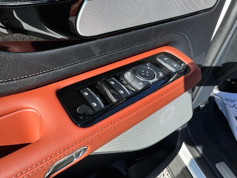 Lincoln Aviator Vehicle Full-screen Gallery Image 21