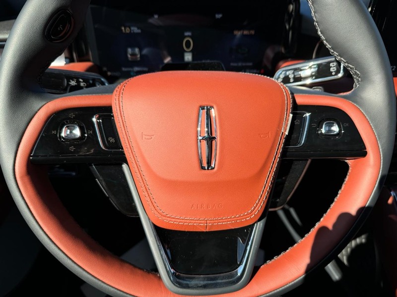 Lincoln Aviator Vehicle Full-screen Gallery Image 23