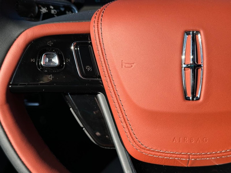 Lincoln Aviator Vehicle Full-screen Gallery Image 24