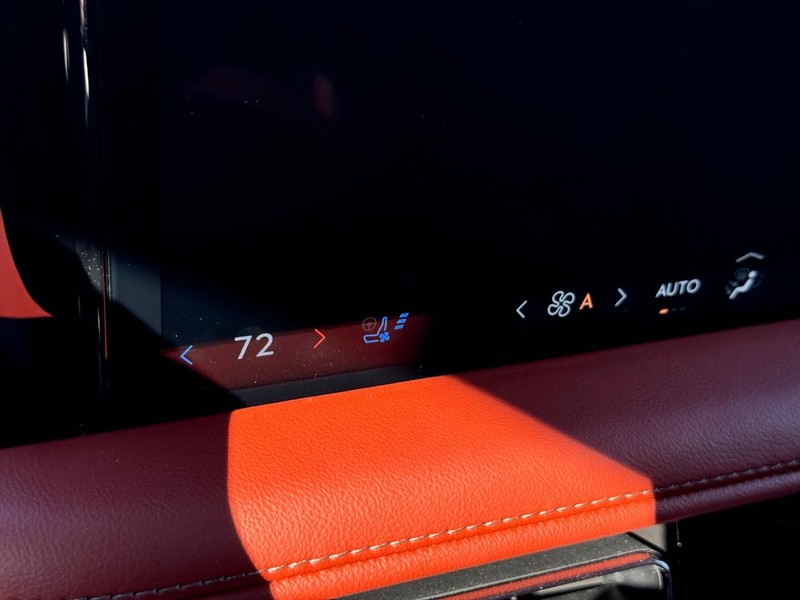 Lincoln Aviator Vehicle Full-screen Gallery Image 26