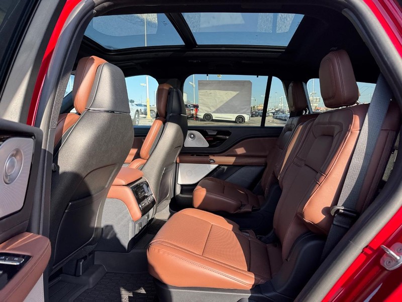 Lincoln Aviator Vehicle Full-screen Gallery Image 11