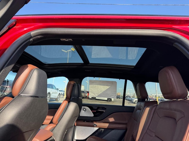 Lincoln Aviator Vehicle Full-screen Gallery Image 12