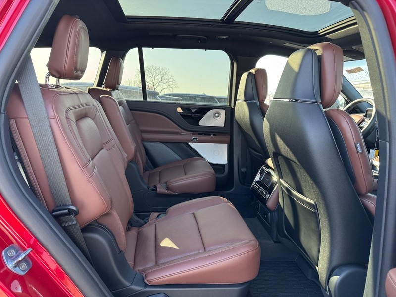 Lincoln Aviator Vehicle Full-screen Gallery Image 14