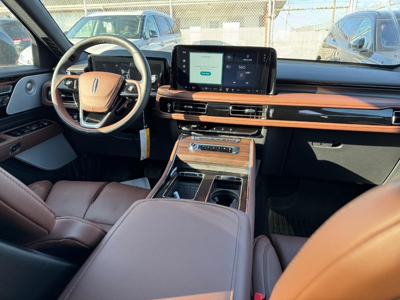 Lincoln Aviator Vehicle Full-screen Gallery Image 15