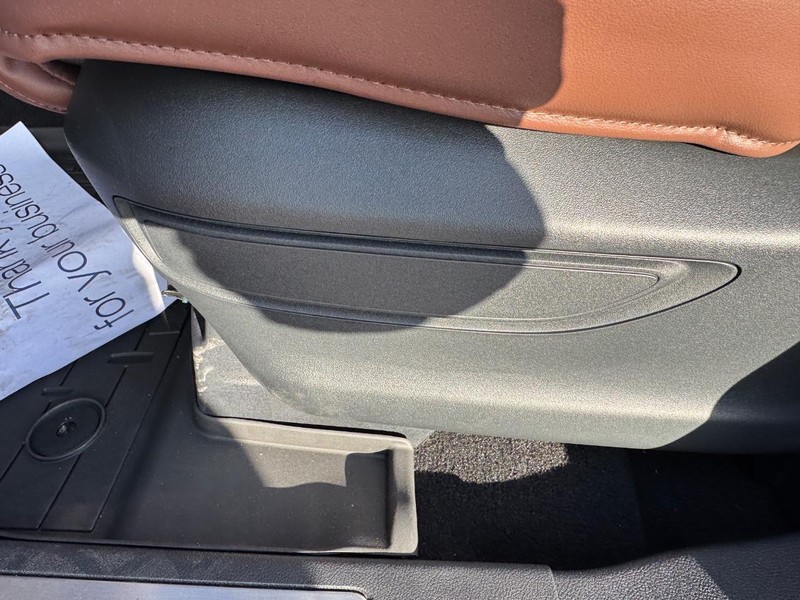 Lincoln Aviator Vehicle Full-screen Gallery Image 19