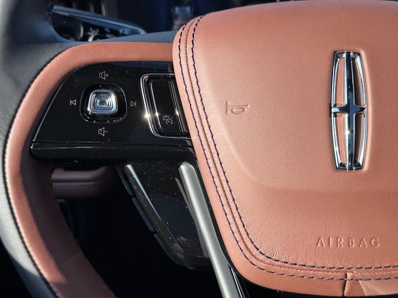 Lincoln Aviator Vehicle Full-screen Gallery Image 23