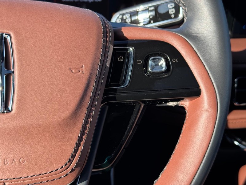 Lincoln Aviator Vehicle Full-screen Gallery Image 24